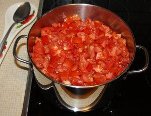 die Tomaten im Topf vor dem Kochen