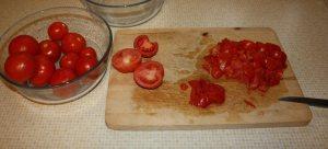 die Tomaten werden klein geschnitten