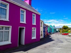 Eyeries gilt als das bunteste Dorf Irlands und liegt malerisch etwas oberhalb der Bucht von Coulagh auf der Beara Halbinsel.