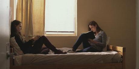 Jayden (Jayden (Kaitlyn Dever, links) und Grace (Brie Larson) verbinden Erfahrungen und Interessen, wodurch die beiden Frauen eine Verbindung zueinander finden.