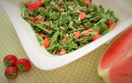 Rucula Erdbeer Melonen Salat mit Pinienkernen 3