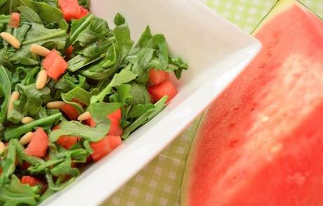Rucula Erdbeer Melonen Salat mit Pinienkernen 1