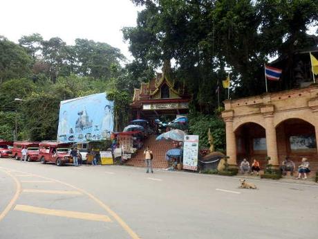 Eingangsbereich zum Wat Phra That Doi Sunthep