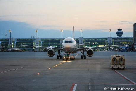 Ein Airbus A319 wird an seine Position am Terminal geschleppt