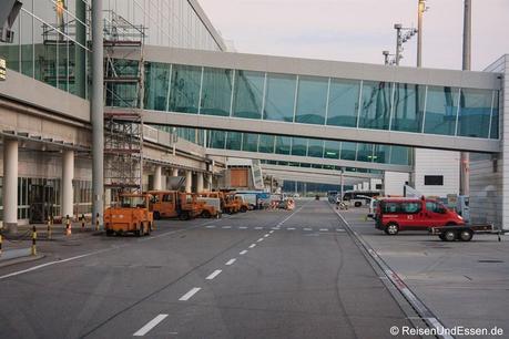 Straße am Terminal 2 am Flughafen München