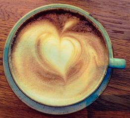 Liebevolle Customer Experience ist wie ein Herz auf dem Milchschaum des Cappuccinos