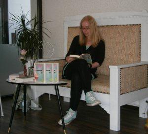 Berit Bonde - lesend