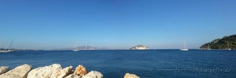 Blick vom Hafen in Limni Keriou auf Marathonisi und die Halbinsel Skopos am Horizont