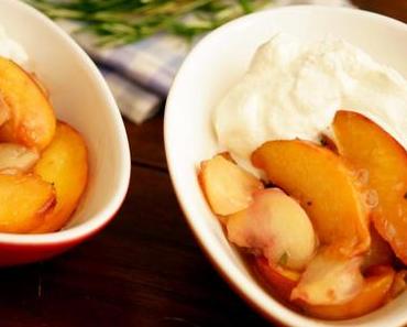 Warme Pfirsiche mit Marsala-Schlagsahne
