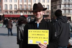 Straßburg, Place Kléber, Sonnenschein und hundert und ein Gesicht für Menschenrechte im Iran