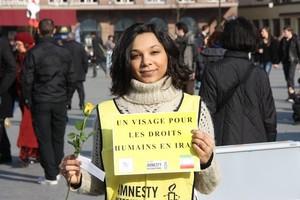Straßburg, Place Kléber, Sonnenschein und hundert und ein Gesicht für Menschenrechte im Iran