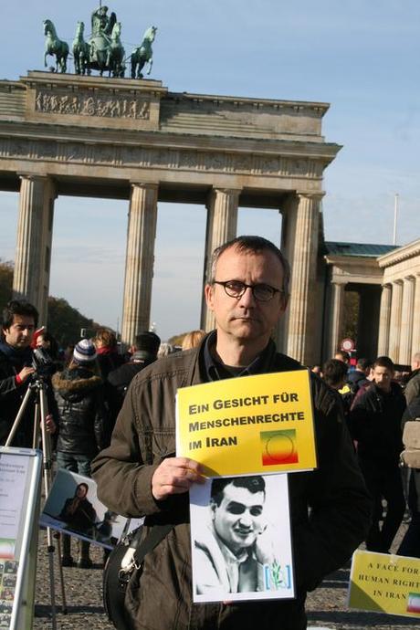 Aktion am Brandenburger Tor/Berlin am Samstag, 30.Oktober 2010: Ein Gesicht für Menschenrechte im Iran