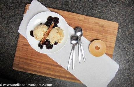 Tahini-Eiscreme mit Sesam-Krokant und Balsamico-Kirschen