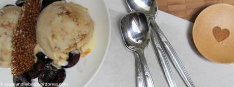 Kirschen, in Balsamico eingelegt - und Eis mit ausgesprochener Sesam-Note