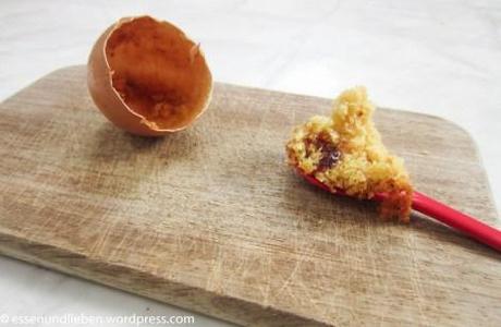 Ein ungeplantes Überaschungsei: Safran-Mandel-Küchlein mit weißer Schokolade und Johannisbeer-Füllung