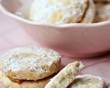 Mhmmmm... kleine Keksdoppeldecker mit selbstgemachter Dulce de Leche. Und ein regennasser Sonntag ist gerettet.