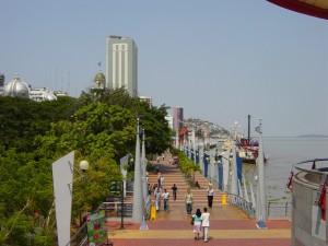 Die Uferpromenade Malecón 2000 mit Blick auf das Viertel Las Peñas in Guayaquil, © Martin Zeise, Wikimedia Commons