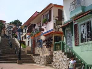 Eine der vielen Treppen und bunten Fassaden im Künstlerviertel Las Peñas, © Belen Rios, Wikimedia Commons