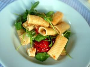 Tortiglioni mit gebackenen Tomaten
