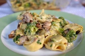 Überbackene Tortellini mit Brokkoli und Champignons