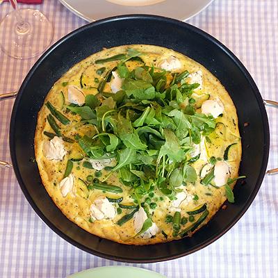 Frittata mit grünem Gemüse & Ziegenfrischkäse