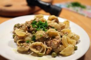 Pasta mit Artischocken, Erbsen und Huhn