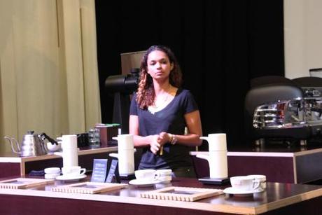 Paula Mendes-Alio, Barista Speicherstadt Kaffeerösterei in Hamburg konzentriert sich auf ihre Präsentation beim 1. Karlsbader Kannen Cup