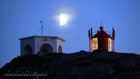 Mond zwischen altem und neuem Leuchtturm