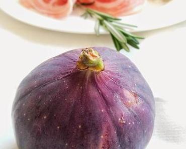 selbstgebackener Flammkuchen mit Ziegenkäse, Feigen und Rosmarinhonig