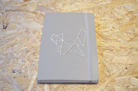 Gestickter Origami-Fuchs auf Notizbuch