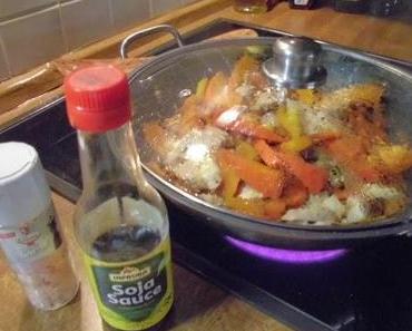 Gelbes Wok-Gemüse mit Hähnchenfleisch