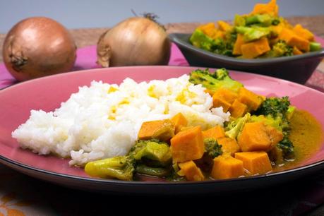 Gelbes Curry mit Kokosmilch, Süßkartoffeln und Brokkoli