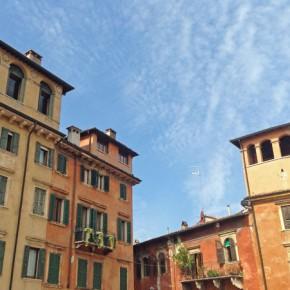 Fototour durch Verona: Beim berühmten Julia-Balkon hängen hunderte Heftpflaster und Kaugummis