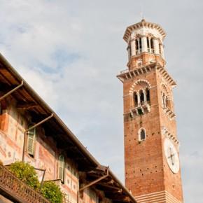 Fototour durch Verona: Beim berühmten Julia-Balkon hängen hunderte Heftpflaster und Kaugummis