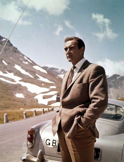 Sean Connery vor seinem Aston Martin in 