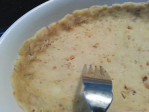 Mürbteig in Form auslegen und einstechen