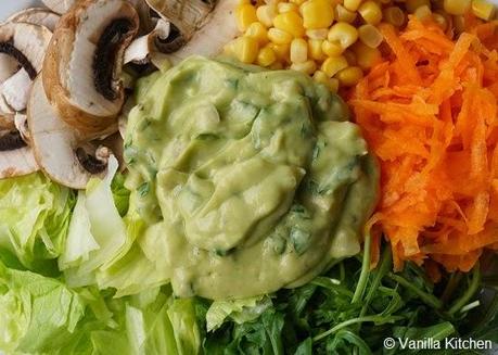 Farbenfroh: gemischter Salat mit Avocadodressing