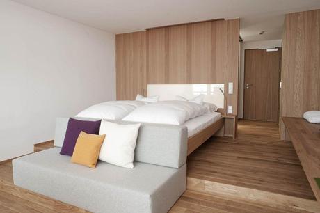 Zimmer mit Bett im Hotel am Arlberg
