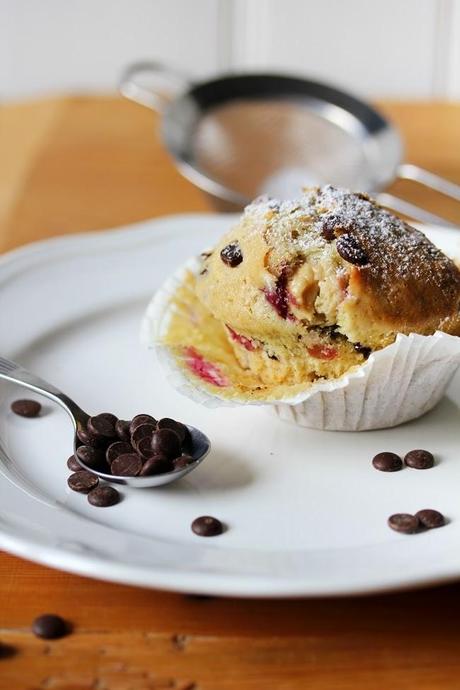 Kleine Premiere: Super saftige Schoko-Kirsch-Muffins mit Erdnussbutter-Füllung [vegan]