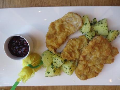 15_Wiener-Schnitzel-Restaurant-Maultasch-For-Friends-Hotel-Moesern-Seefeld-Tirol-Oesterreich
