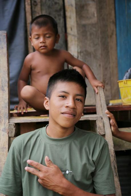 Junge Leute in einem Waorani-Dorf im Biosphärenreservat Yasuní