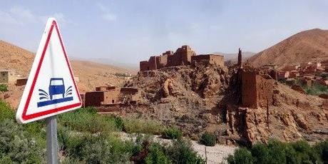 Marokko: fragwürdige Steine im Dadès-Tal