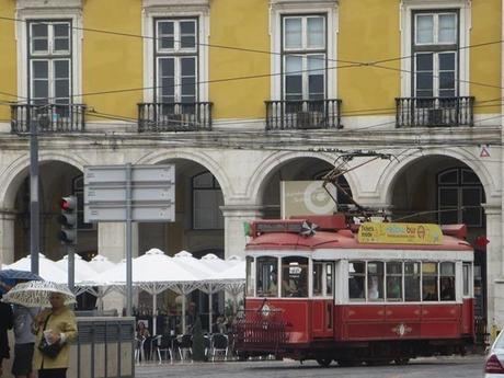 14_Rote-Trambahn-Yellowbus-Lissabon-Portugal