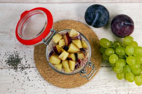 Chia-Pudding mit Pflaumen, Weintrauben und Kokosnuss