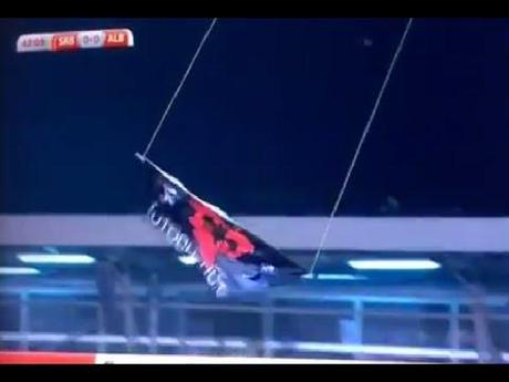 Drohne mit Flagge sorgt für Abbruch bei EM Qualifikation Serbien gegen Albanien 