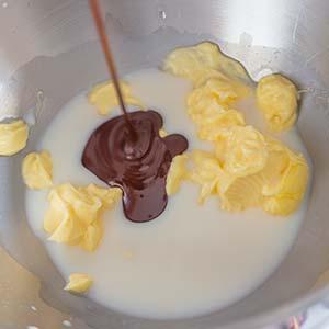 Margarine, Pflanzenimlch und Schokolade in eine Rührschüssel geben