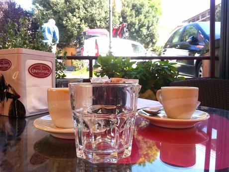 Cappuccino in San Demetrio: Gleich gehts los. - Foto: Erich Kimmich