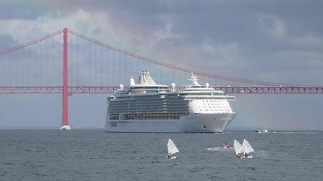 23_Independence-of-the-Seas-Seegelboote-Regenbogen-Haengebruecke-Lissabon-Portugal