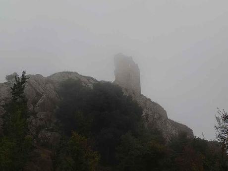 Im Nebel: Wachturm am Forca di Penne. - Foto: Erich Kimmich