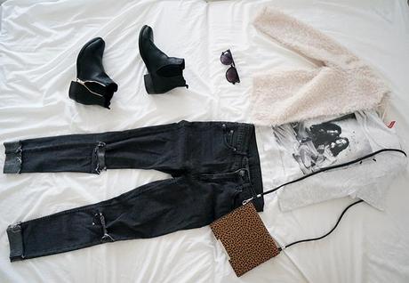 Festival Look ripped jeans chelsea boots furry jacket crop top